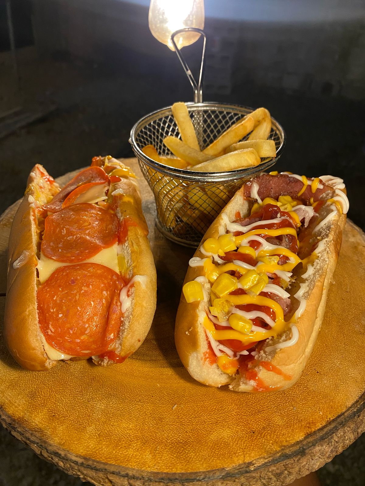 Hot dogs con queso y papas fritas en canasta